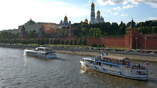 Прогулка на теплоходе по Москве-реке. В Москве.