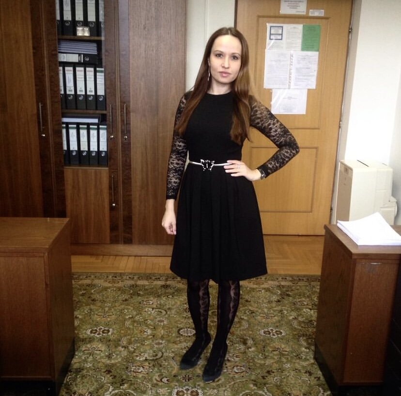 «Личико у неё хоть и скуластое, но приятной округлости. Лоб выпуклый, будто нарочно создан для покрывала кацуги. Ноздри, может быть, и великоваты, зато дышит она легко и свободно. Волосы, нет спору, редкие, но это имеет своё преимущество: не так жарко летом. Талия у неё, конечно, чересчур полная, но и тут нет ничего страшного - поверх платья она всегда будет носить парадную накидку свободного покроя, поглядишь - и на душе приятно. А то, что пальцы у неё толстые, тоже не беда, крепче держаться будет за шею повитухи, когда приспеет время рожать.» (Цитата из книги «Заветные мысли», рассказ «Разумные советы о том, как выгоднее вести хозяйство»). 