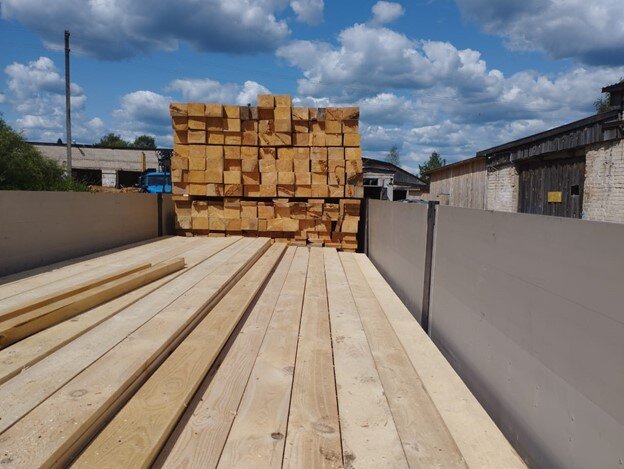 Погрузка домокомплекта.Источник https://www.mastermay.ru/stati/doma-iz-brusa-ot-proizvoditelya