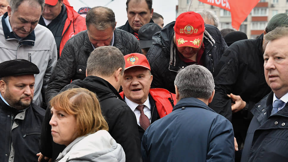    Лидер КПРФ Геннадий Зюганов (в центре) и зампредседателя ЦК партии, глава комитета Госдумы по аграрным вопросам Владимир Кашин (справа) на митинге Игорь Иванко/Коммерсантъ