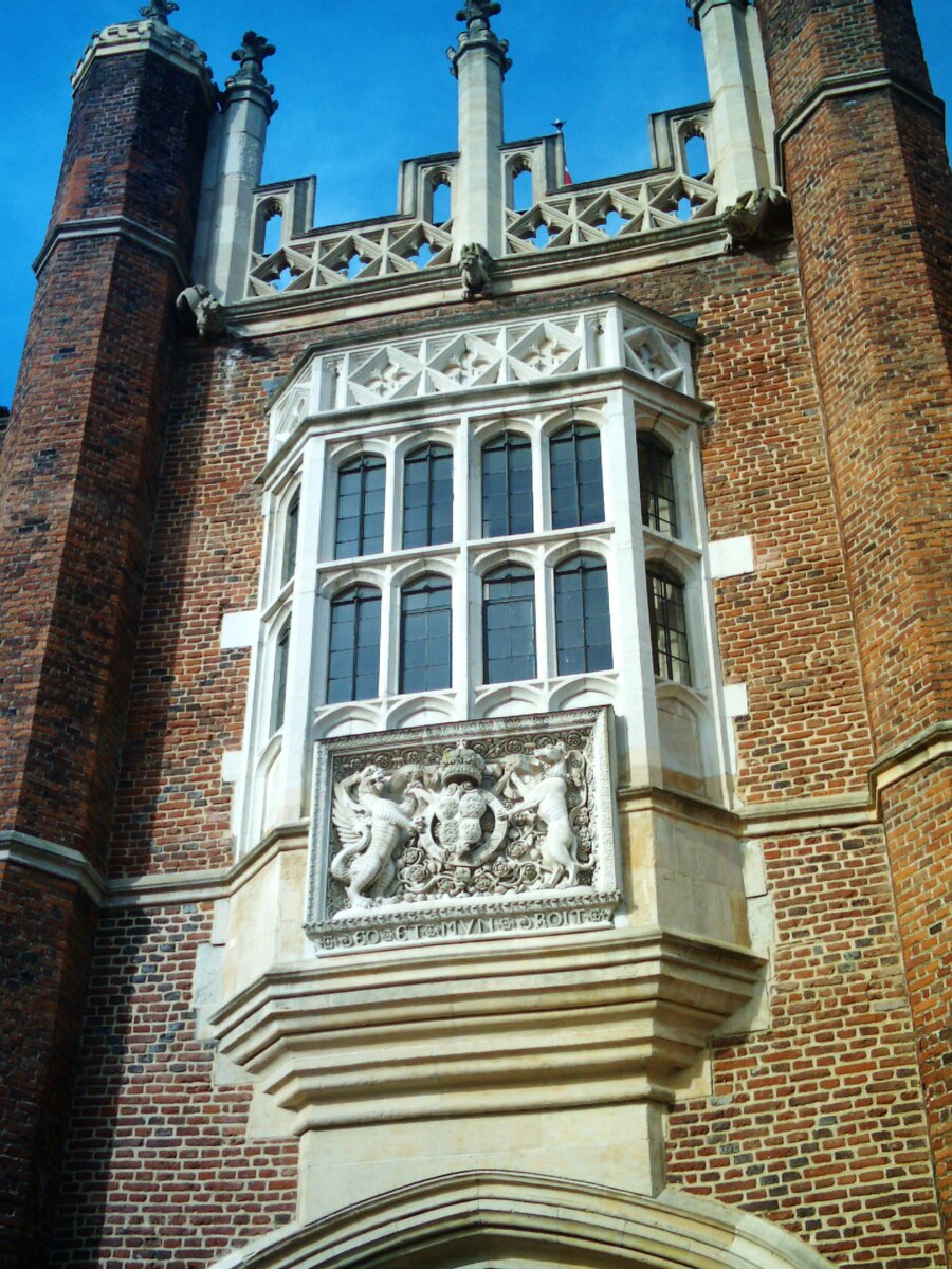 Может, именно здесь когда-то произошло что-то...