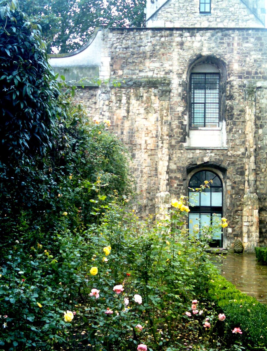 Жёлтые розы для многих - вестники... Может, вестники готовящегося преступления? 