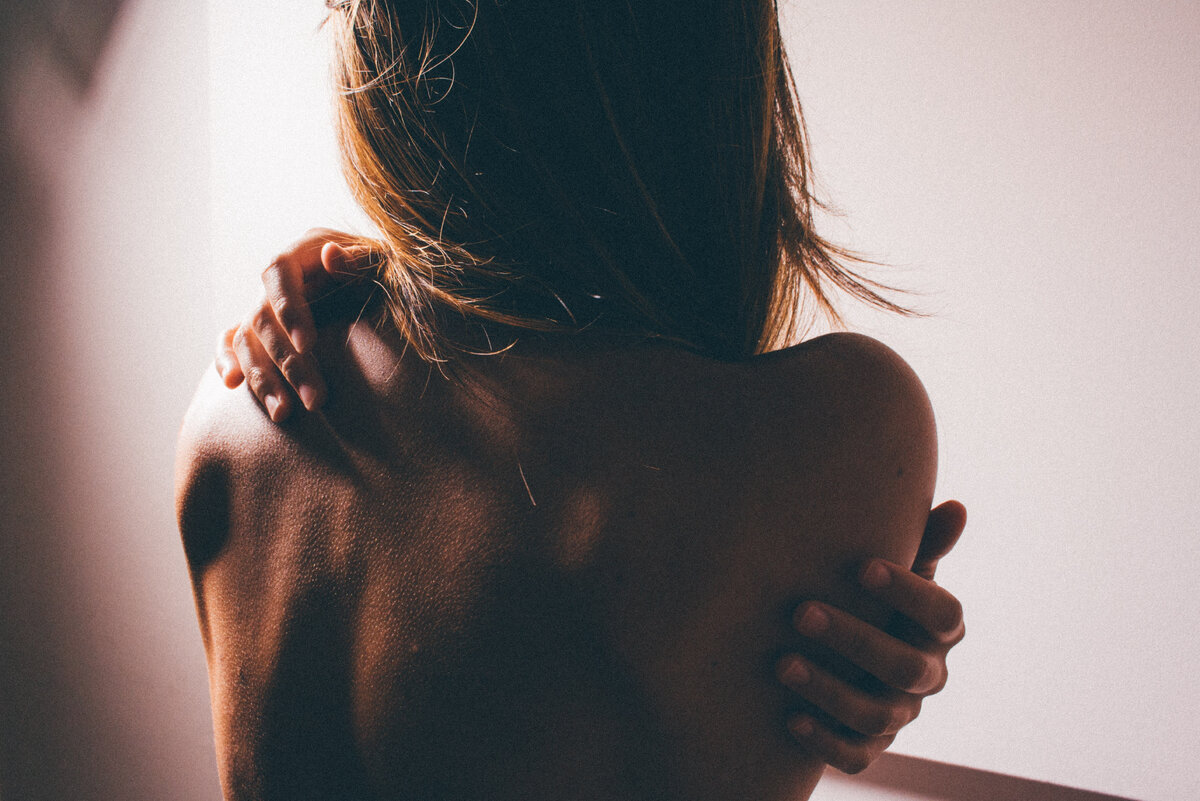 Боль в шее и плечах — очень распространенное явление, потому что эти области тела часто находятся в неподвижном состоянии (да еще и нагружаются сумками). При этом не всегда удобно бежать к массажисту.-2