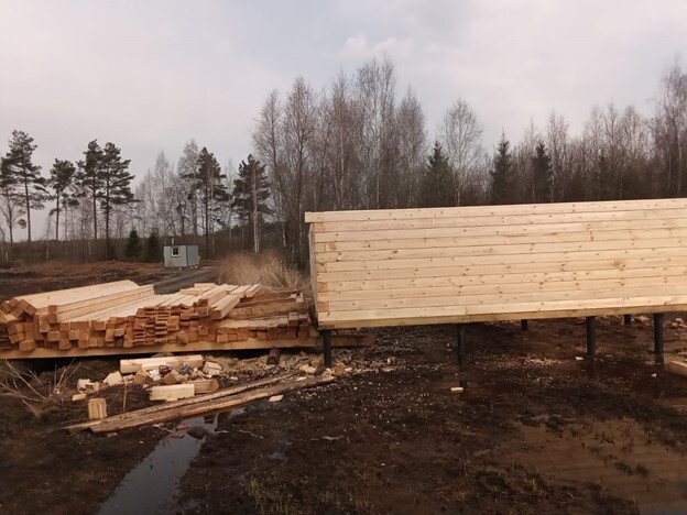 Строительство дома из проф бруса.Источник https://www.mastermay.ru/stati/skolko-stoit-postroit-dom1