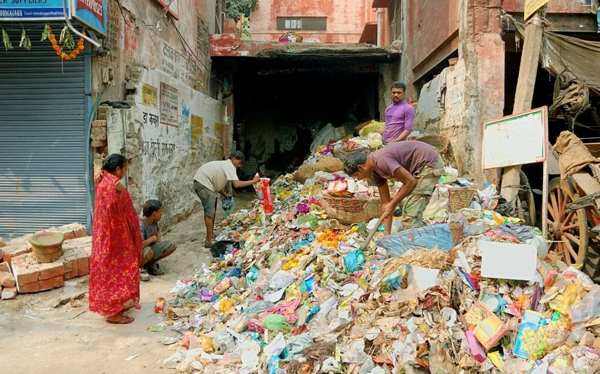 Ужасно грязно. Индия Дели антисанитария. Маншият-Насир город мусорщиков. Нью Дели трущобы.