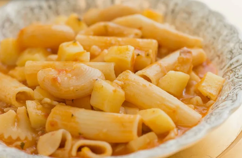 Картошка спагетти. Макароны с картошкой. Картофель с макаронами. Спагетти с картошкой. Блюда из макарон и картошки.