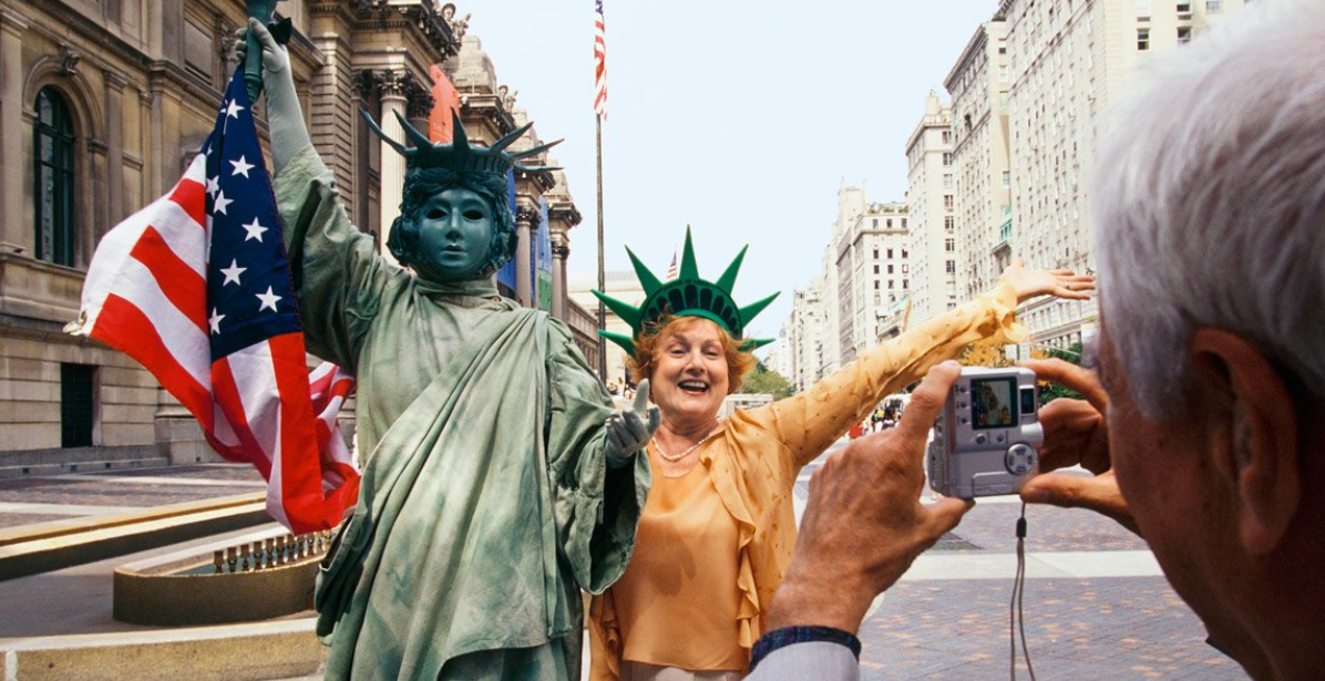 Туризм в США. Американские туристы. Туристы в Нью Йорке. Богатые люди Америки.