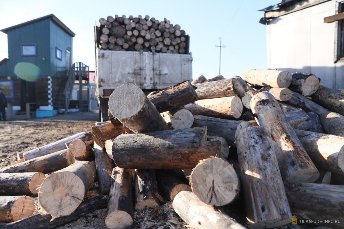    25 семей мобилизованных получили бесплатные дрова и уголь в Улан-Удэ