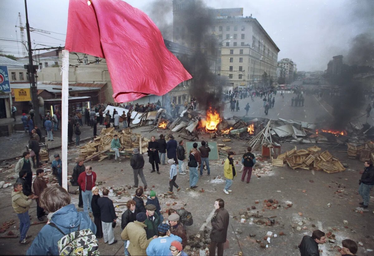 ЧЕТЫРЕ ЛЖИ О ПРОИСШЕДШЕМ 30 ЛЕТ НАЗАД (В ОКТЯБРЕ 1993) | Евгений Додолев //  MoulinRougeMagazine | Дзен