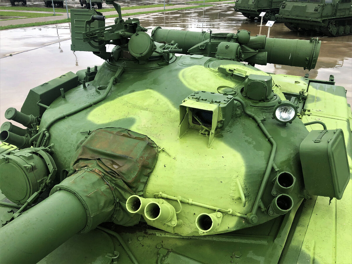 На башне в значительной части сохранен внешний обвес, ящики АТ-1,ЗиП, труба ОПВТ, датчик ветра, фары переднего и заднего освещения, антенный ввод-на месте. 