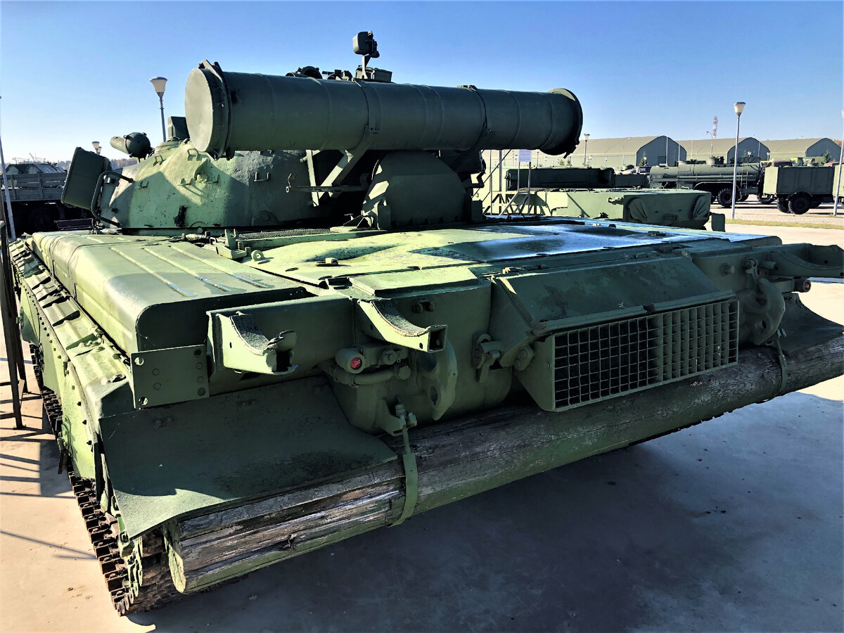 Вид сзади.На башне, видимо , после перекрашивания танка, не прикручен на место насадок на выпускной патрубок ГТД из комплекта ОПВТ, также не прикручены короба ОПВТ, скрытые за воздухопитающей трубой.