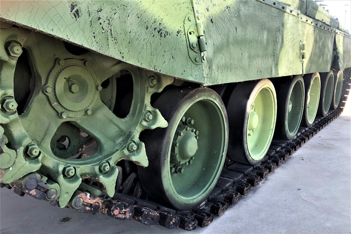 Хорошо видны резиновые подушки, навулканизированные на внутренней поверхности гусеничных траков ( т.н. обрезиненные беговые дорожки- одна из визитных карточек восьмидесяток ).