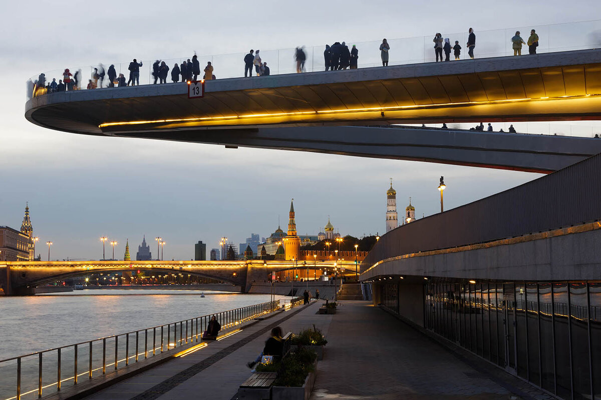 Парящий мост в Москве в парке Зарядье