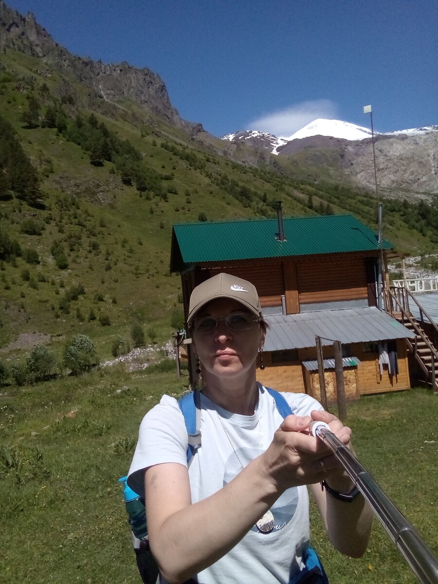 Около кафе в Терскольском ущелье