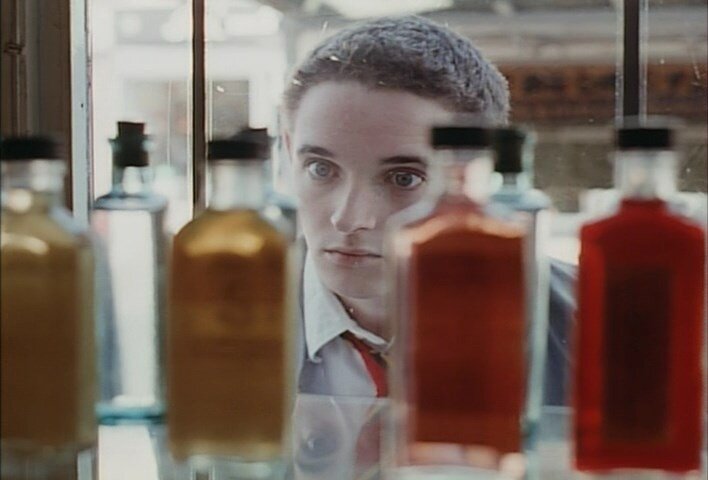 Янг в фильме - совсем не тот, который был в реальности. Однако в чём режиссёр явно преуспел, так это передать то, что Грэму яды были интереснее людей. 