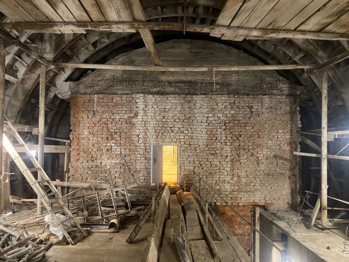 📷 1.1: "Электрозаводская" Арбатско-Покровской линии, торец стены ЦЗ, отделяющий станцию от пересадочного коридора на станцию Большого Кольца, вид со стороны пересадочного коридора