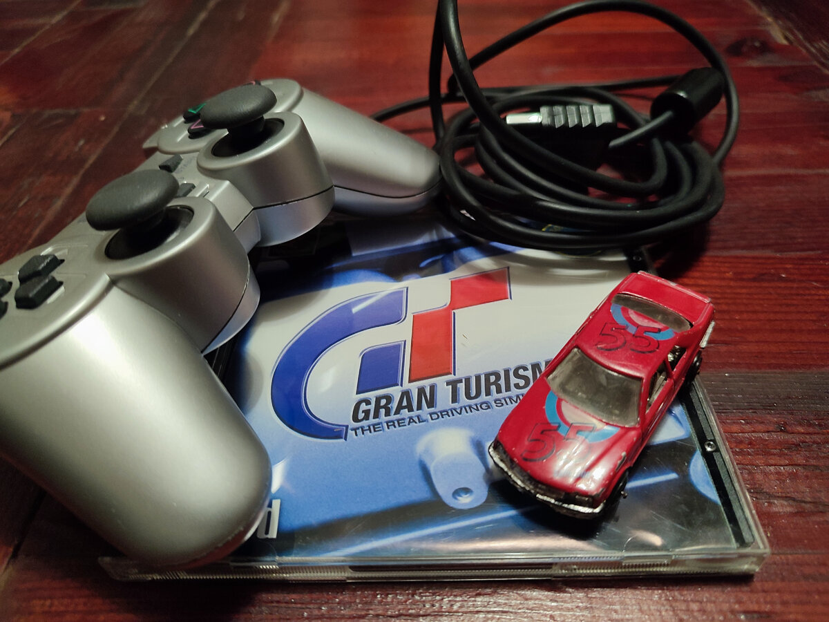 Фото из моей личной коллекции. На фото коробка от игры "Gran Turismo 2", 2000 год, геймдизайнер  Кадзунори Ямаути, разработчик Polyphony Digital, издатель Sony Computer Entertainment. Публикация фото преследует в информационные цели. Подробнее об игре указано ниже в статье.