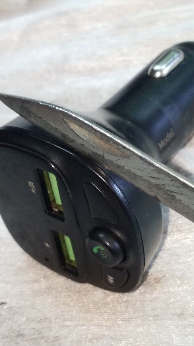 Ставим в место стыка инструмент и аккуратно освобождаем крышку из защелок. (расположение защелок на следующем фото)