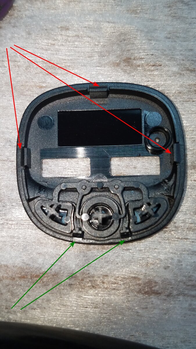 Снятая крышка. Красными стрелкам указаны 3 защелки, а зелеными зацеп. Освобождаем соединение от защелок и выдвигаем из зацепа.