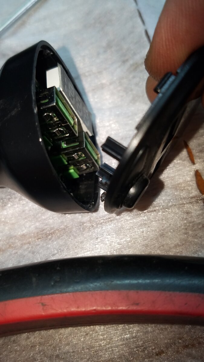 Другой ракурс защелок и зацепов.