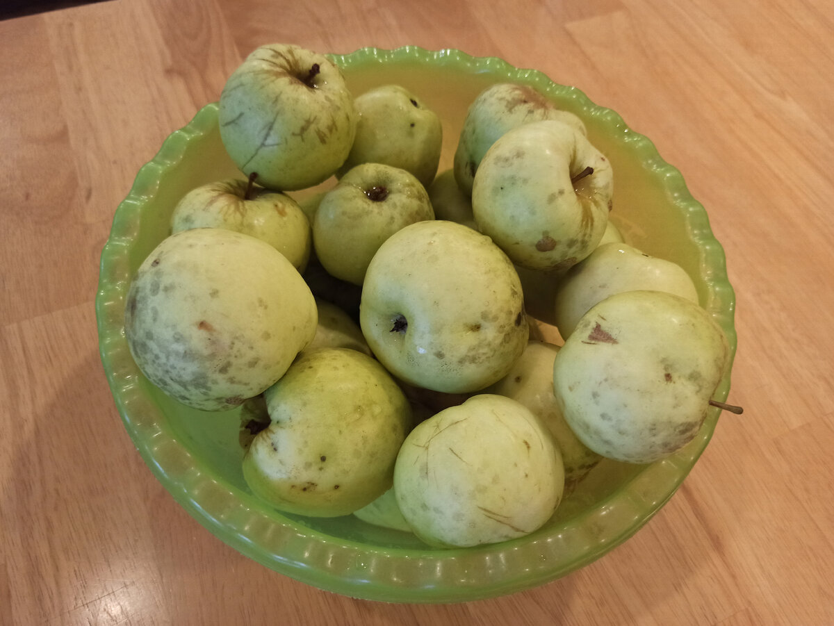 яблоки для посетителей. Кошки их не едят )) 