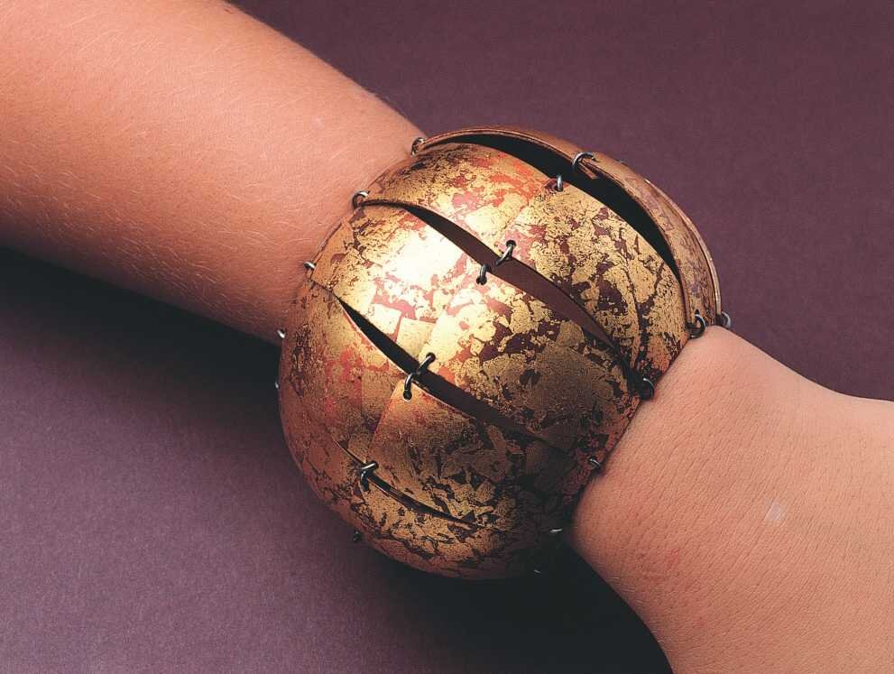 Браслет с лакированной золотой фольгой от Эстелы Гитарт.