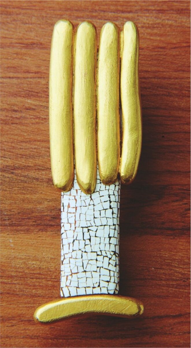 Мастер Хоаким Капдевилья поместил на лакированное изделие яичную скорлупу.