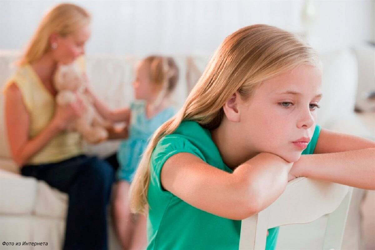 Самая большая ошибка - превращать старшего ребенка в няню для младшего. 