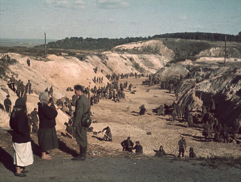 Бабий Яр, осень 1941 года. Разбор вещей казненных людей