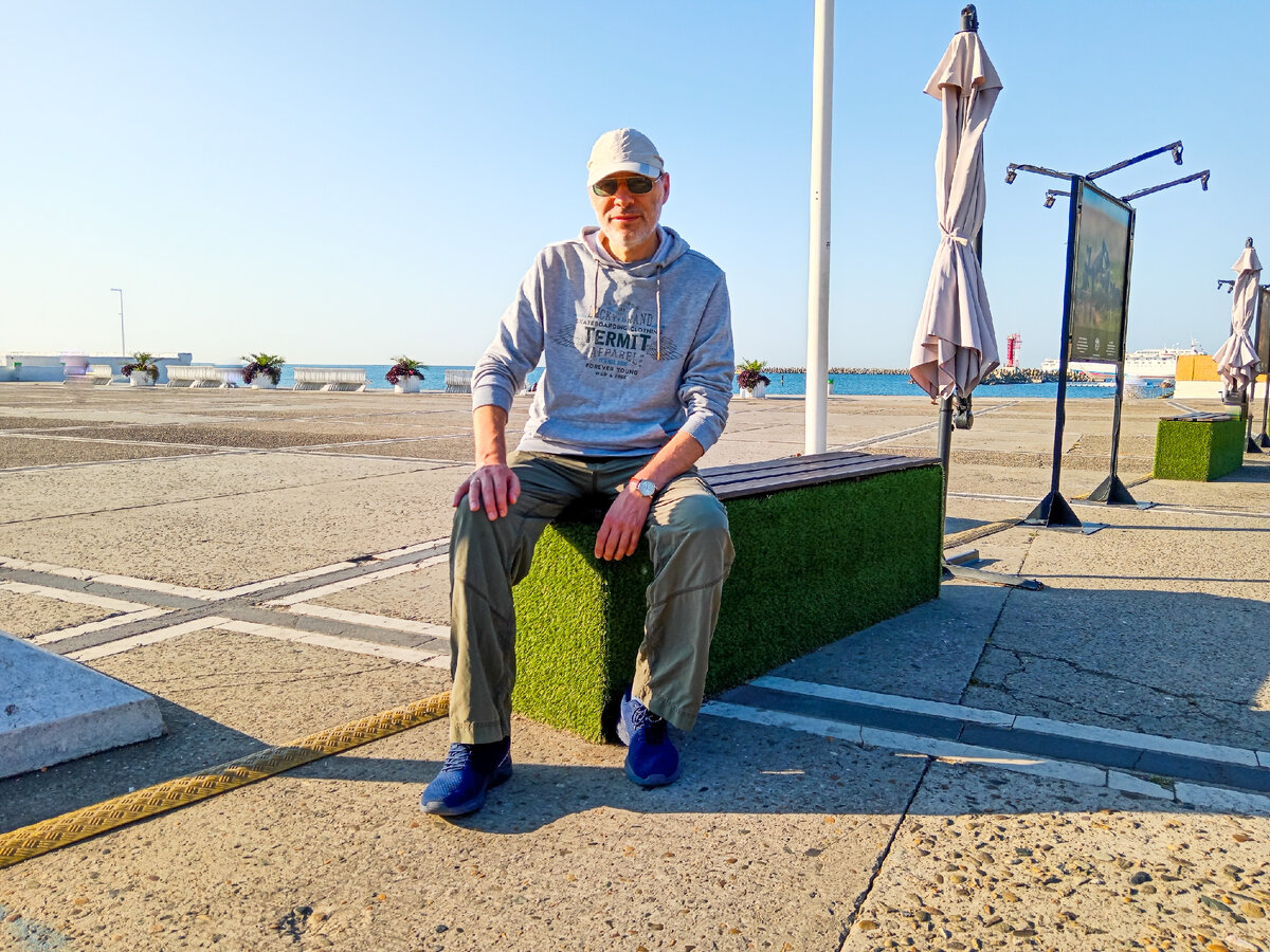 Автор рассказа и канала, Михаил Лекс. Сочи, набережная Чёрного моря. 