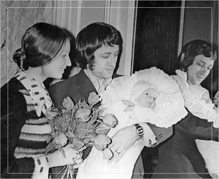  Родители с новорождённой Настей.
