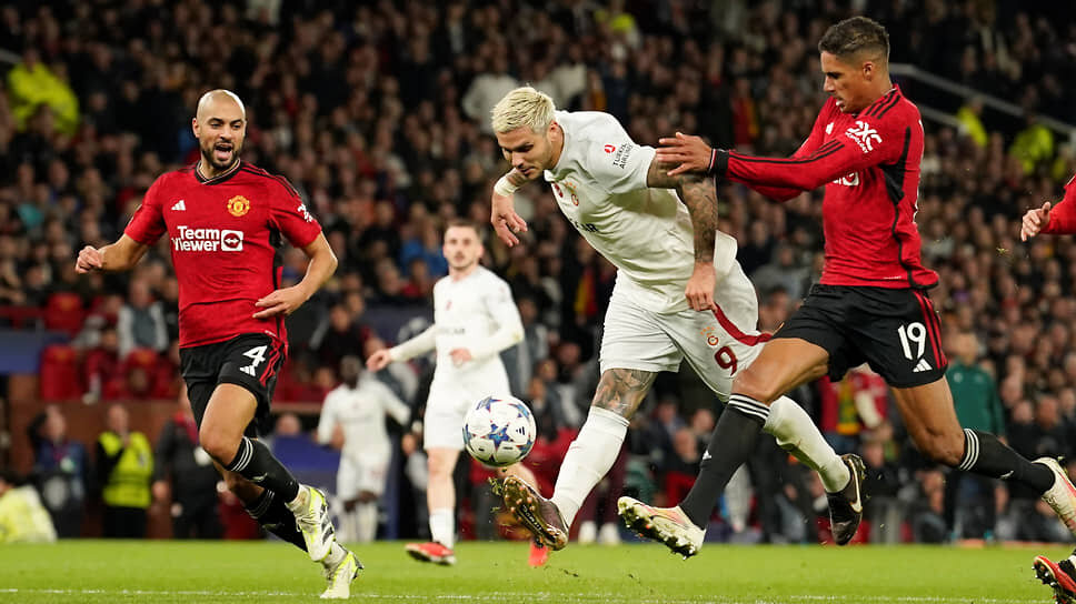 Фото: Dave Thompson / AP📷Форвард «Галатасарая» Мауро Икарди (№9) забивает победный мяч в ворота «Манчестер Юнайтед»