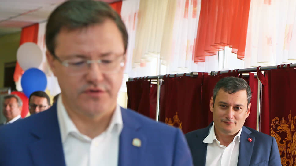 Фото: Юрий Стрелец / Коммерсантъ📷Губернатор Самарской области Дмитрий Азаров и депутат Госдумы Александр Хинштейн