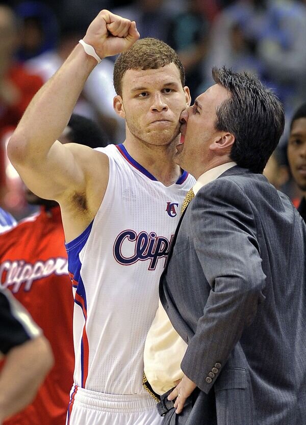 Баскетболист Блэйк Гриффин и тренер "Лос-Анджелес Клипперс" Винни Дель Негро после матча.