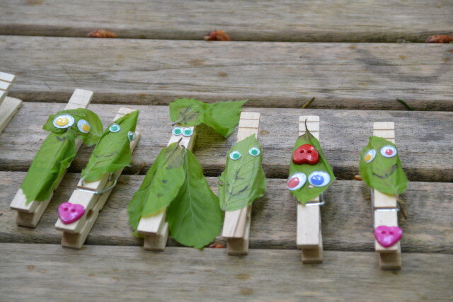Человечки из листиков и прищепок. Фото с https://www.mummymummymum.com