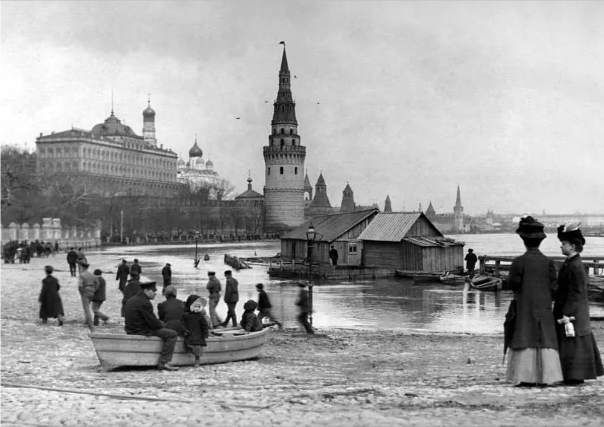 Наводнение в Москве 1908. Наводнение Москвы апрель 1908 года. Москва река Кремль 20 век. Старая Москва 20 век.