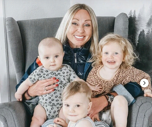 Дочь Алексея Леонова уже со своими внуками. Вся семья обосновалась в городе кино-грёз - в Лос-Анджелесе. Оксана Алексеевна не сидит сложа руки, она успешно занимается прибыльным бизнесом – кинопрокатом. По статусу своего отца в США её все называют госпожа Леонова, хотя фамилия по мужу-американцу у неё совершенно другая. Совсем недавно стало известно, что госпожа Леонова продаёт особняк в "Никольской Слободе" (один из самых дорогих коттеджных поселков в Подмосковье, расположен на Новорижском шоссе в окружении реликтовых вязово-липовых дубрав и прудов). Стоимость  строений здесь начинается от 5 млн долл., по данным  риелтора Absolute Realty. Такие высокие цены в "Никольской Слободе" легко объяснимы :  поселок -  недалеко от Москвы,  в 9 км. от МКАД  и имеет полную инфраструктуру. Рядом два торговых центра,   теннисный  клуб "Теннис Лэнд" , конно-спортивный клуб "Новый век", фитнес-центр. 
Кроме того, капитализирует поселение  и селебрити, проживающие здесь... Сумму продаваемого отцовского гнезда госпожа Леонова оценила в 15 МИЛЛИОНОВ ДОЛЛАРОВ... Да-да, тот самый "приют пастуха", о котором я писал выше... Что ж... Красивой женщине нужно много денег...