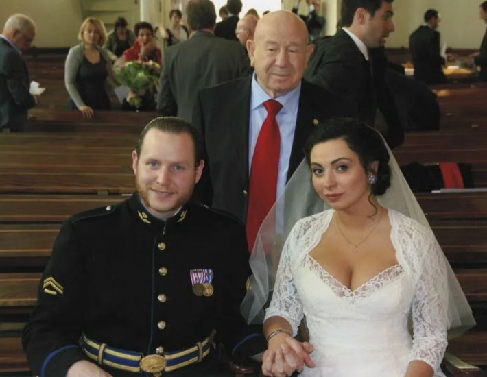 А здесь художник-космист и сценарист-космист на свадьбе своей внучки Карины на родине... На родине внучки... За рубежом... Разумеется, внучка даже уже и на русском не говорит... В своё время молодой Алексей Архипович познакомился со своей будущей женой Светланой Павловной в один день, а уже через 3 дня они сыграли свадьбу, так как будущий легендарный космонавт уезжал в Германию, как человек служивый... Что ж, история повторяется на генеалогическом древе одной семьи... Куда по долгу службы муж внучки Леонова должен отправиться : в Ирак, Сирию или остаться на своей военной базе в Нидерландах с вполне вероятной дальнейшей командировкой на Украину - об этом история, конечно, умалчивает...