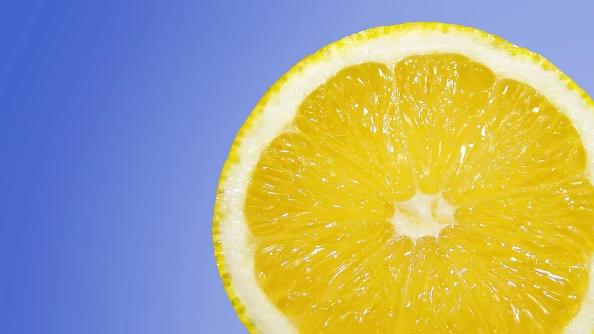 Лимон - отличное средство против жира. Фото: pxhere.com