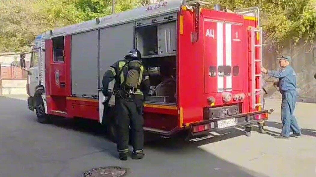     Во Владивостоке десятки пожарных приехали в здание городского цирка. Там они занимались эвакуацией пострадавших, тушением различных объектов и спасением людей — в рамках учений.