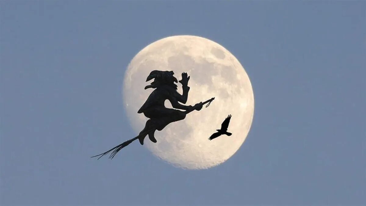 Одним из самых знаменитых атрибутов праздника является тыквенный фонарик. Фото: Global Look Press