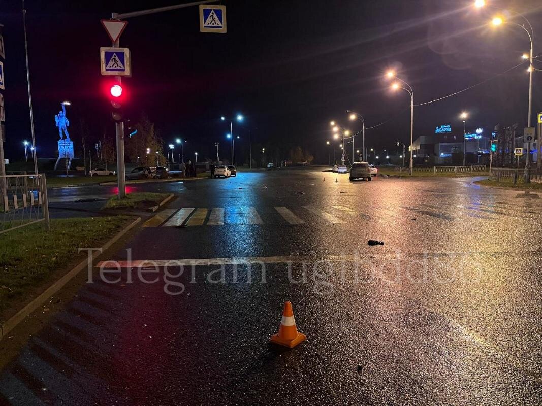    В Нижневартовске столкнулись Audi и Nissan, пострадал человек