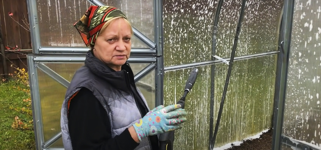 Осенняя обработка теплицы.