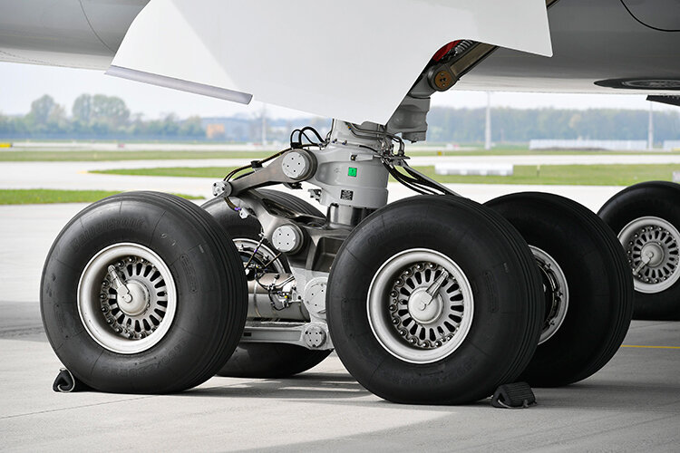    Как стало известно «БИЗНЕС Online», ПАО «Нижнекамскшина» (НКШ, входит в АО «Татнефтехиминвест-холдинг», ранее принадлежало «Татнефти») разрабатывает первую в своей линейке авиационную шину Фото: © Lex Rayton / imageBROKER.com / www.globallookpress.com