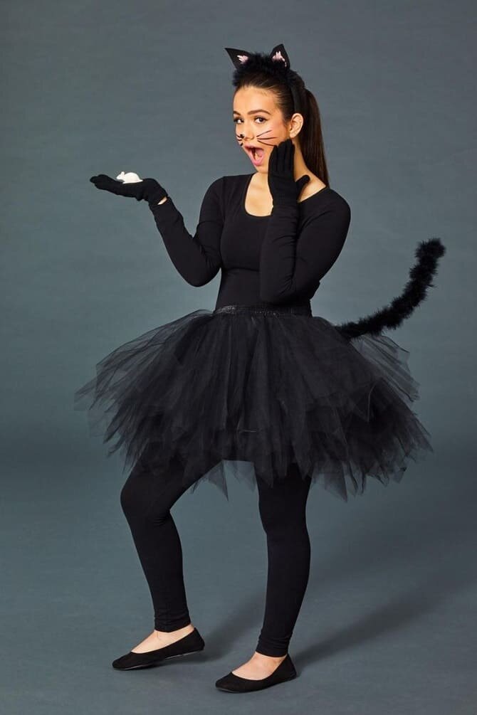 «Маска за ₽, черная простынь и пара перчаток»: 7 необычных костюмов на Хеллоуин