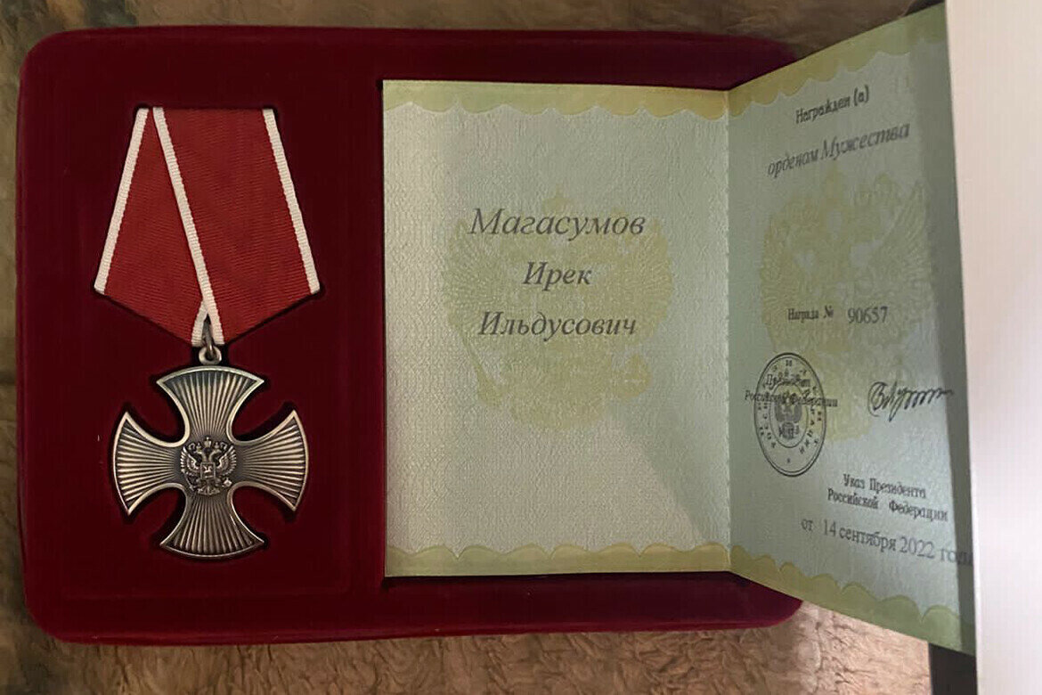 ​Владимир Путин вручил Иреку Магасумову Золотую Звезду Героя России. До этого Ирек был трижды удостоен ордена Мужества. Фото: mamadysh-rt.ru
