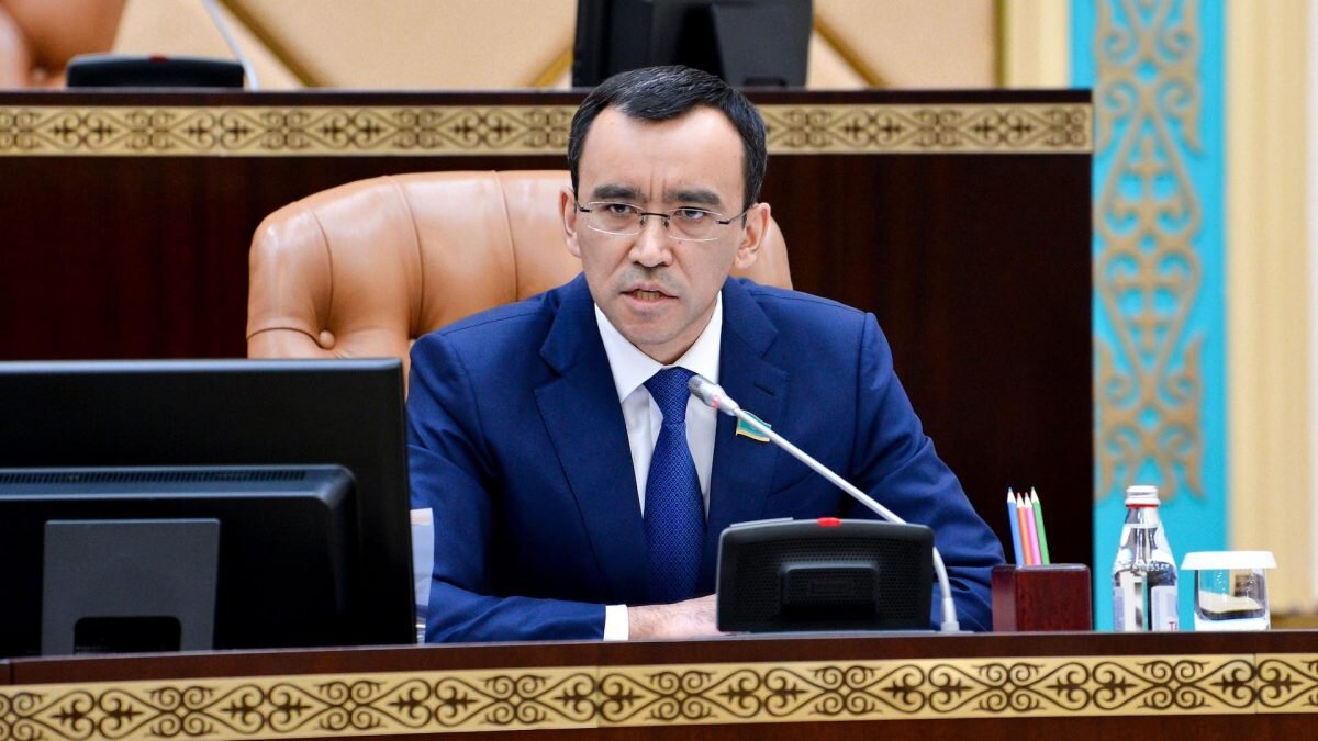    Фото: Parlam.kz Август Макаров