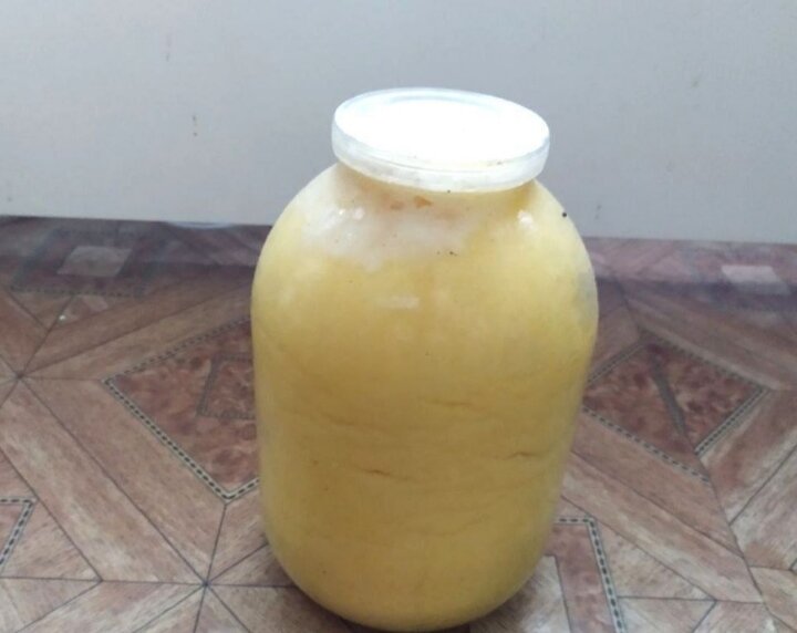 Многие хозяйки дома держат про запас большую банку меда