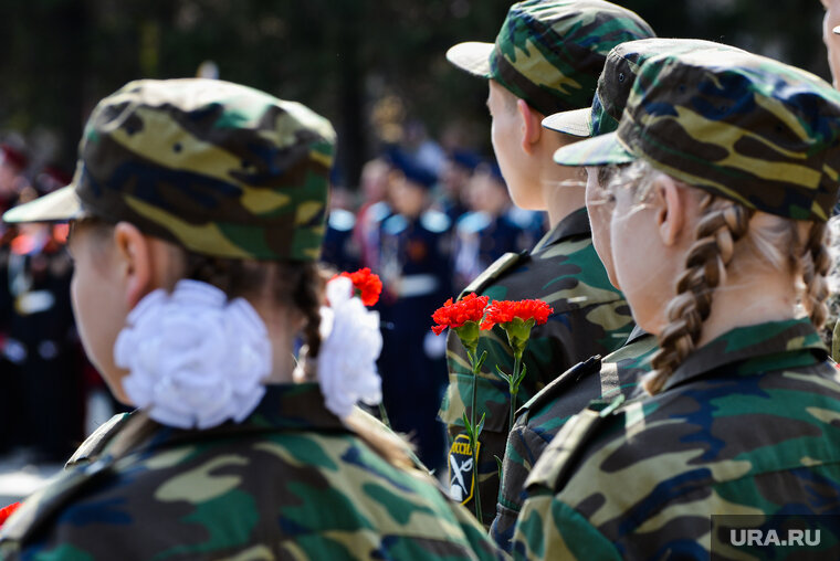    На военных сборах проводят занятия по огневой, строевой, тактической и физической подготовке
