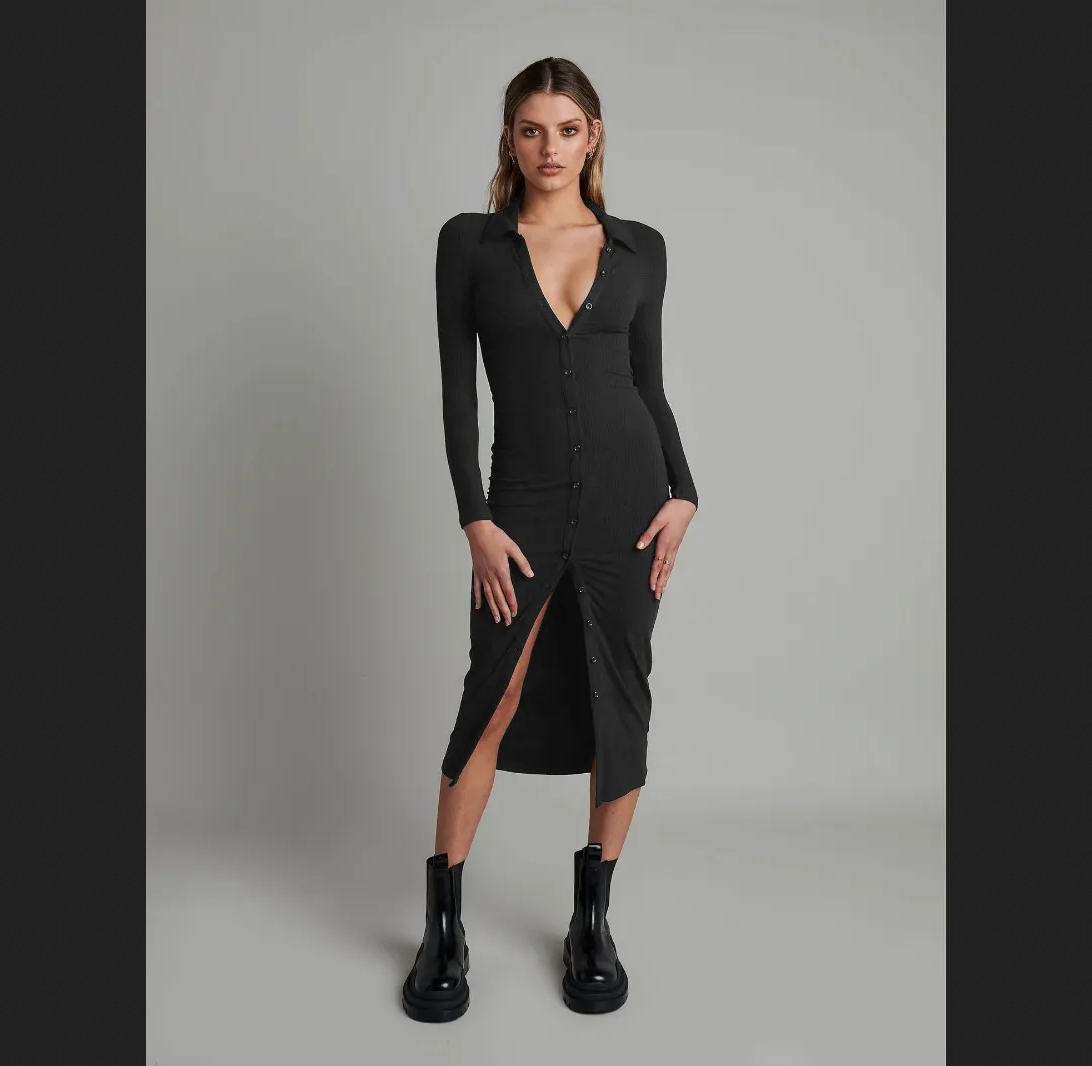Женское однобортное трикотажное платье-миди с длинным рукавом и отложным воротником